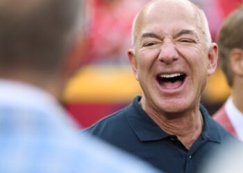 Jeff Bezos just bought a  million mansion on an island near Miami known as ‘Billionaire Bunker’ where the super wealthy rub shoulders