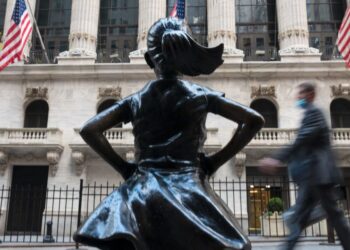 The wait for an elusive recession is getting costly for big-name money managers bullish on bonds. They’re doubling down 