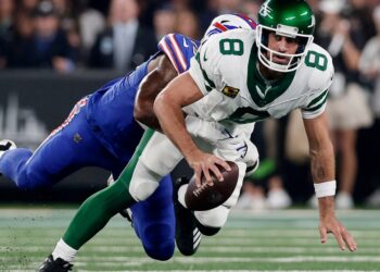 Aaron Rodgers’ season—and career—might be over because of an injury on artificial turf. A sports injury expert breaks down why grass could have been safer