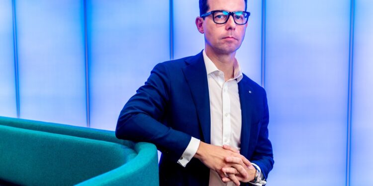 Carlsberg’s new CEO bought .6 million shares in the company just days into the job—it’s his tactic to battle slumping share prices Carlsberg’s new CEO bought .6 million shares in the company just days into the job—it’s his tactic to battle slumping share prices