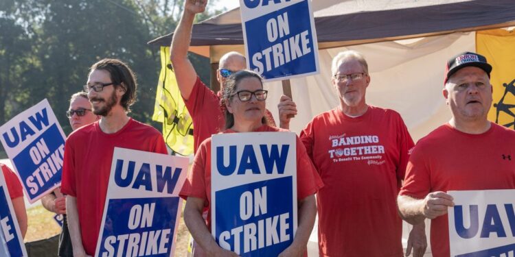 Big 3 carmakers paid their CEOs billion since 2010 and now say they can’t afford to pay striking workers what they’re demanding Big 3 carmakers paid their CEOs billion since 2010 and now say they can’t afford to pay striking workers what they’re demanding