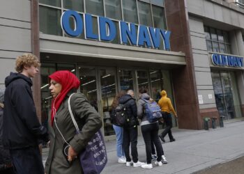 Gap shares surge as it raises guidance, touts ‘strong start’ to holiday