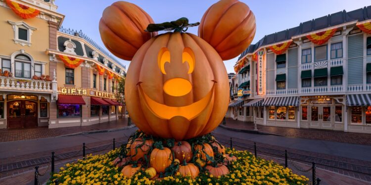 Halloween to holidays: How Disney turns over its parks between its two most important seasons Halloween to holidays: How Disney turns over its parks between its two most important seasons