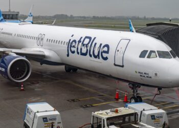 JetBlue cuts more unprofitable routes, tweaks Europe flights