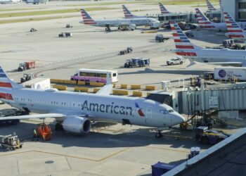 More than 900 American Airlines flights delayed after glitch briefly grounded planes