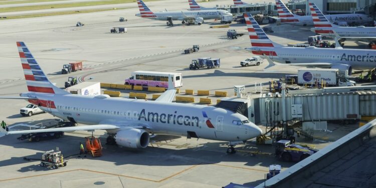 More than 900 American Airlines flights delayed after glitch briefly grounded planes More than 900 American Airlines flights delayed after glitch briefly grounded planes