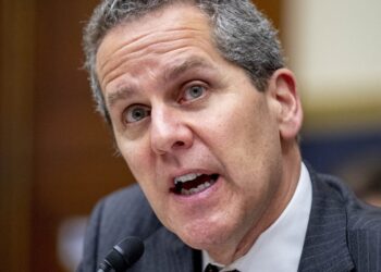 Top Fed regulator steps down after enraging JPMorgan Chase and Republicans