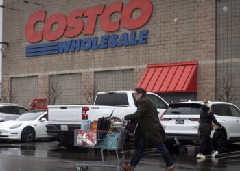 Costco reports mixed second-quarter earnings, comparable sales growth