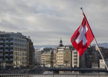 More rich Americans are opening Swiss bank accounts fearing U.S. risks