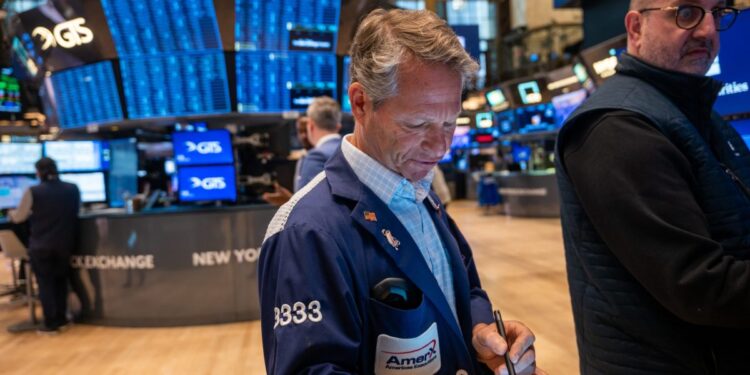 U.S. stocks rebound late in the day to finish positive after earlier draw downs