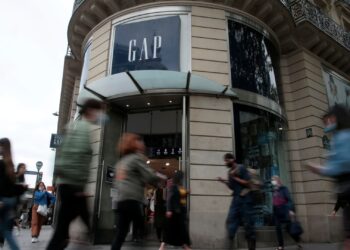 Gap shares plummet as retailer says tariffs will cost hundreds of millions