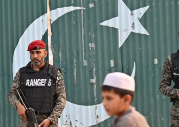 India and Pakistan exchange artillery fire in major escalation of tensions as world leaders urge calm