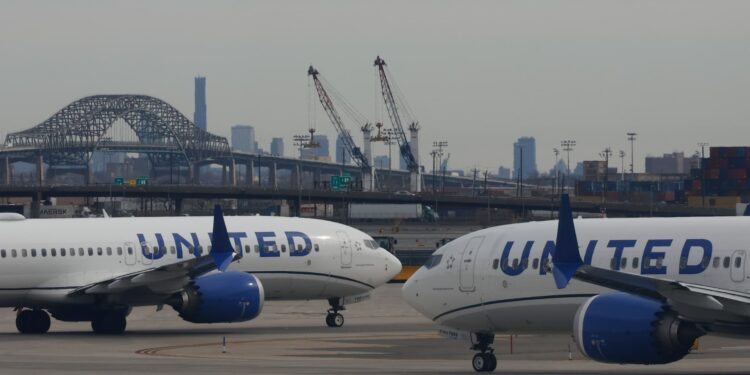 United cuts Newark schedule after hundreds of flight disruptions, blaming FAA staffing, technology problems