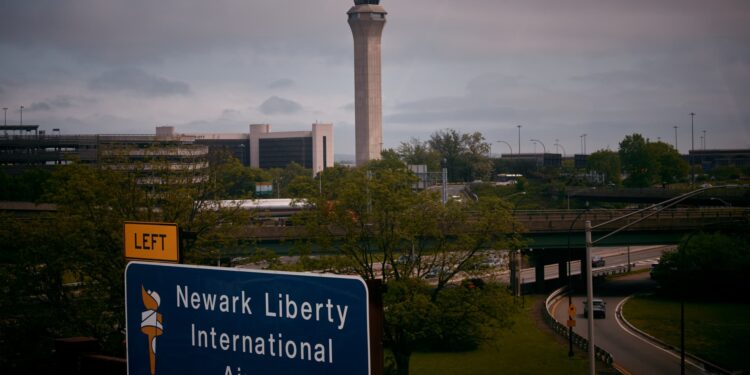 Why U.S. air traffic control is stretched so thin — and the fight to fix it Why U.S. air traffic control is stretched so thin — and the fight to fix it