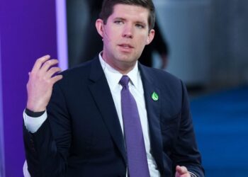 The world’s youngest self-made billionaire says the secret to closing deals is exploiting investors’ greed and fear of missing out