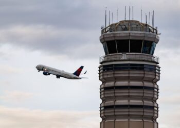 Delta and United call on Congress to immediately end government shutdown, pay air traffic controllers Delta and United call on Congress to immediately end government shutdown, pay air traffic controllers