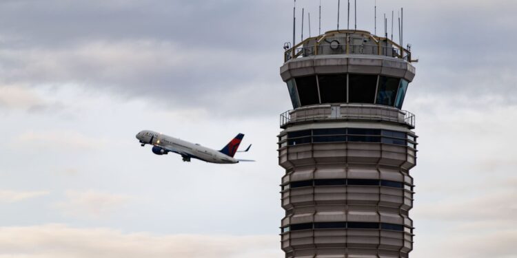 Delta and United call on Congress to immediately end government shutdown, pay air traffic controllers Delta and United call on Congress to immediately end government shutdown, pay air traffic controllers