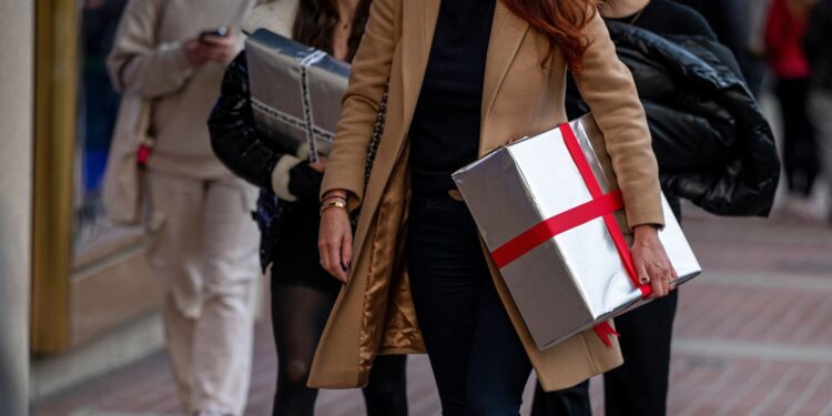 Most U.S. consumers expect higher holiday prices and a weaker economy, survey finds