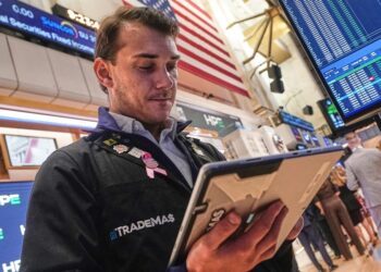 U.S. stocks fall as midsized bank earnings worry traders about underlying state of the economy | Fortune