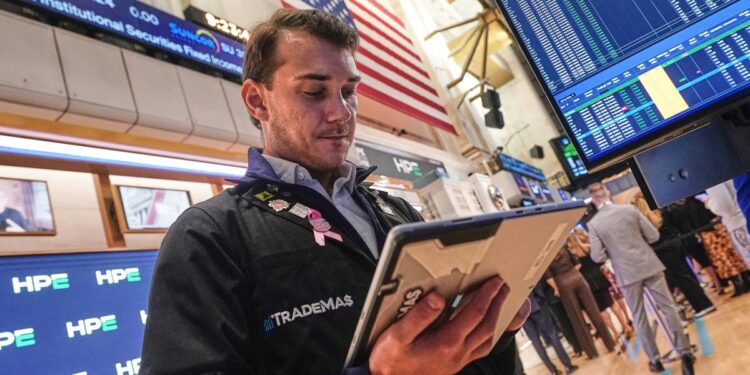 U.S. stocks fall as midsized bank earnings worry traders about underlying state of the economy | Fortune U.S. stocks fall as midsized bank earnings worry traders about underlying state of the economy | Fortune