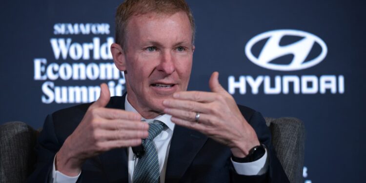 United Airlines CEO warns an extended shutdown will hurt bookings