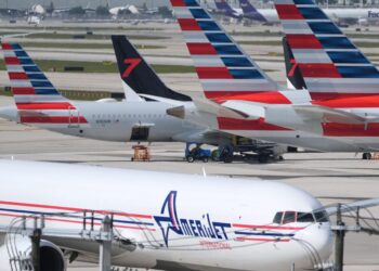Trump demands ,000 bonuses for air traffic controllers who worked during shutdown and pay cuts for those who didn’t amid flight chaos | Fortune Trump demands ,000 bonuses for air traffic controllers who worked during shutdown and pay cuts for those who didn’t amid flight chaos | Fortune